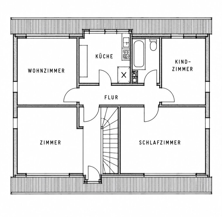 Der Grundriss zeigt eine Wohnung mit einem Flur, der zu einem Wohnzimmer, einer Küche, einem Schlafzimmer, einem Kinderzimmer und einem weiteren Zimmer führt. Die Küche ist mit Geräten ausgestattet. Die Treppe im Flur führt zu einer oberen Etage.