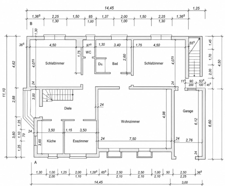 Grundriss eines Hauses mit verschiedenen Räumen: zwei Schlafzimmer, ein Wohnzimmer, eine Küche, ein Esszimmer, ein Bad, ein WC und eine Diele. Die Maße der Räume und Flure sind deutlich angegeben. Eine Treppe führt in den oberen Bereich. Eine Garage ist ebenfalls eingezeichnet.
