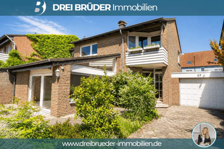 Ein zweigeschossiges, modernes Wohnhaus aus Ziegeln, umgeben von Grünpflanzen. Es hat große Fenster und einen Balkon. Vor dem Haus befindet sich ein gepflasterter Weg, der zur garage führt. Die Adresse „17“ ist an der Wand neben der Garage sichtbar.