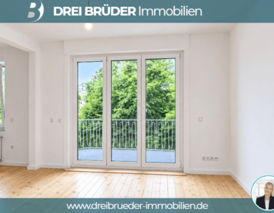 Ein heller, leerer Raum mit Holzfußboden und großen Fenstern, die auf einen Balkon mit Blick ins Grüne führen. Die Wände sind weiß und der Raum wirkt freundlich und einladend.