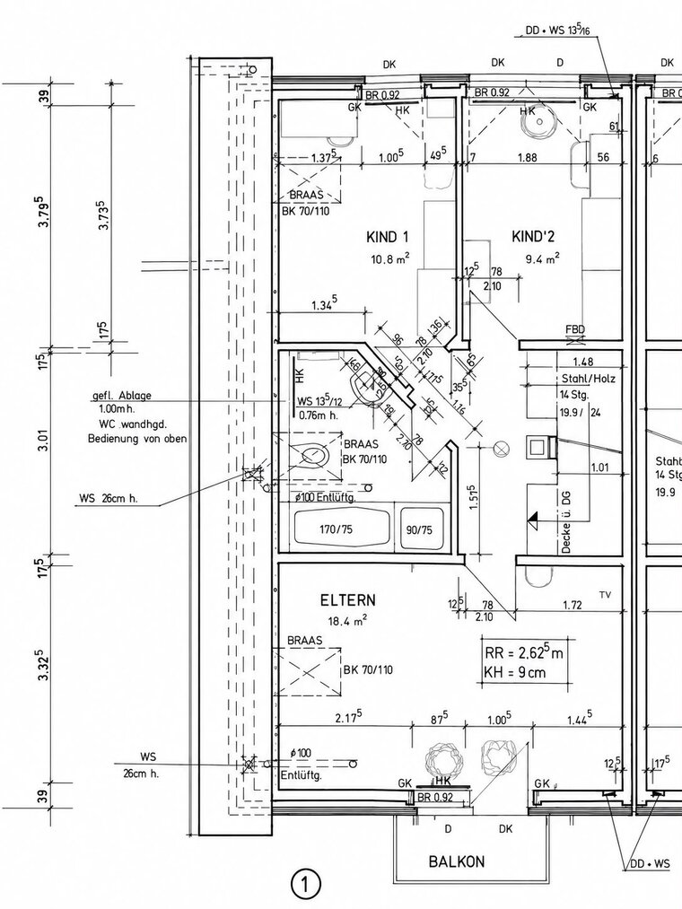 Der Grundriss zeigt eine Wohnung mit zwei Kinderzimmern, einem Elternschlafzimmer, Badezimmer und einem Balkon. Die Räume sind mit ihren Größen und Abmessungen gekennzeichnet. Wichtige Elemente wie Fenster und Türen sind eingezeichnet, um die Raumaufteilung klar darzustellen.