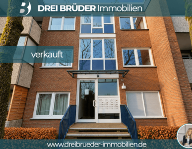 Das Bild zeigt ein mehrstöckiges Wohngebäude aus Backstein mit großen Fenstern. Vor der Eingangstür ist eine Treppe und eine Briefkastenanlage sichtbar. Oben steht der Schriftzug „verkauft“ deutlich in einem blauen Banner.