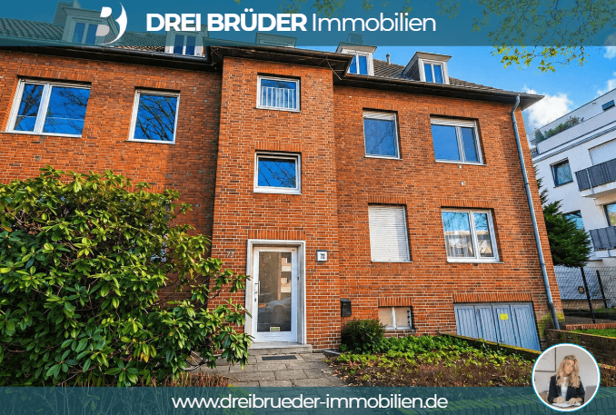 Ein rotes Ziegelhaus mit mehreren Fenstern und einer Eingangstür in der Mitte. Vor dem Haus wächst Grünzeug. Die Architektur ist modern und hell, umgeben von anderen Gebäuden. Im Bild ist das Logo „Drei Brüder Immobilien“ sichtbar.