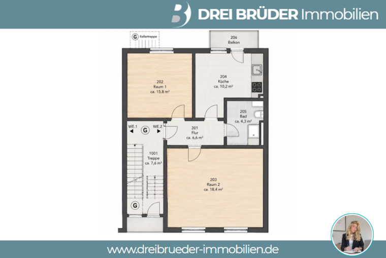 Der Wohnungsgrundriss zeigt zwei Schlafzimmer (Raum 1: 15,8 m², Raum 2: 18,4 m²), eine Küche (10,2 m²), ein Bad (4,3 m²) und einen Flur (6,6 m²). Ein Balkon ist ebenfalls vorhanden. Die Treppe führt zu weiteren Etagen.