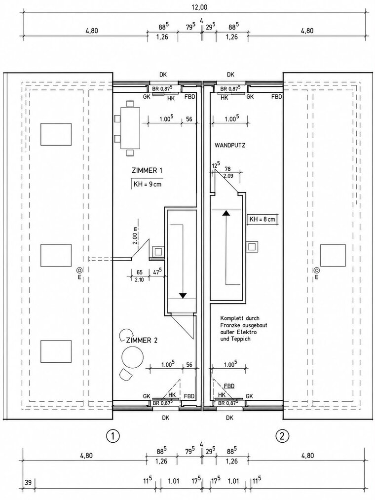 Der Grundriss zeigt zwei Zimmer, jeweils mit Bemaßungen für Türöffnungen und Wandverkleidungen. Zimmer 1 hat einen Tisch, während Zimmer 2 eine Sitzecke enthält. Der gesamte Grundriss ist detailliert, einschließlich allgemeiner Maße und Ausstattungsdetails.