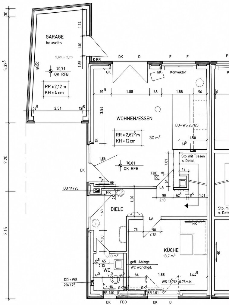 Die Abbildung zeigt einen Grundriss eines Hauses mit verschiedenen Räumen. Wichtige Bereiche sind das Wohnzimmer, die Küche, die Diele und die Garage. Alle Räume sind mit ihren Maßen und wichtigen Details eingezeichnet, um eine klare Vorstellung der Raumaufteilung zu vermitteln.