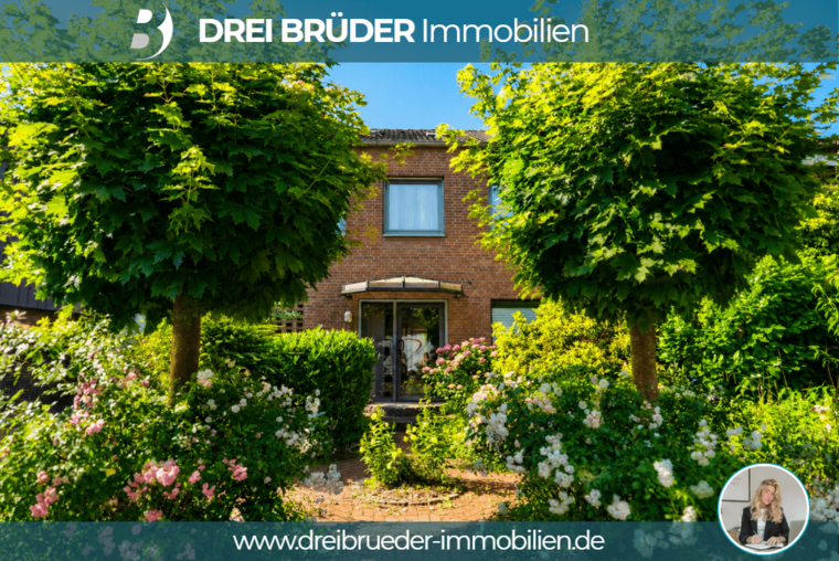 Eine moderne, zweigeschossige Backsteinwohnung ist von sorgfältig gepflegten grünen Büschen und Bäumen umgeben. Bunte Blumen, darunter Rosen, blühen im Garten und schaffen eine einladende Atmosphäre. Oben erscheint der Schriftzug „Drei Brüder Immobilien“ in klarem Format.